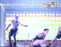 American Music Awards: Jeniffer Lopez, accident pe scenă. Lady Gaga, concert cu pianul în flăcări (VIDEO)
