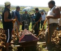 Bocitul mortului în casă şi plimbatul cu sicriul deschis până la groapă, în afara legii
