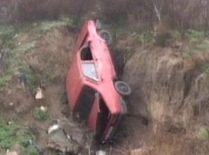 Doi şoferi fără permis au ajuns cu maşinile în aceeaşi râpă. Unul din ei, împuşcat fiindcă nu a oprit (VIDEO)