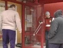 Doi bărbaţi cu cagule au atacat o vânzătoare a unei case de amanet din Gheorgheni