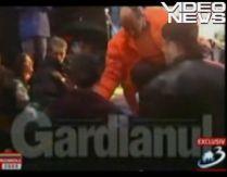Traian Băsescu loveşte un copil în campania din 2004. "Nu îmi dau seama despre ce e vorba" (IMAGINI ŞOCANTE)