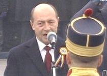 Orgolii politice la parada dedicată Zilei Naţionale: Băsescu nu dă mâna cu Iliescu şi Constantinescu
