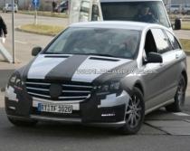 Mercedes-Benz Clasa R cu facelift, surprins în imagini spion (FOTO)