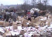 Alimente expirate descărcate la o groapă de gunoi, luate acasă de către localnici (VIDEO)