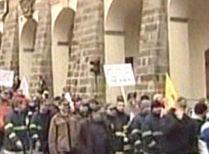 Reducerile salariale stârnesc proteste în Letonia şi Cehia
