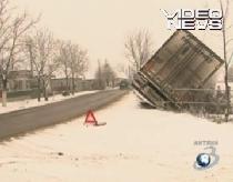 Accidente cauzate de vreme: Microbuz cu 17 pasageri răsturnat şi TIR ajuns în şanţ