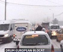 Apelurile şoferilor blocaţi de zeci de ore în nămeţi: Suntem cu zăpada până la geam (VIDEO)