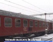 Trenuri blocate în câmp şi întârzieri de peste 250 de minute, din cauza zăpezii