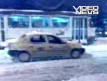 A depăşit coloana de maşini pe linia de tramvai şi a rămas blocat în zăpadă - VIDEO
