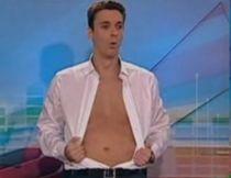 Mircea Badea a făcut striptease în faţa camerelor, în seara de Ajun (VIDEO)