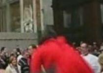 Tânăra care l-a agresat pe Papa Benedict ar putea fi achitată