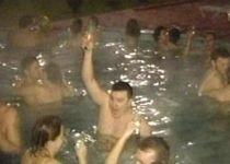 Revelion în slip, la Braşov: Zeci de turişti au trecut în noul an din... piscină - VIDEO