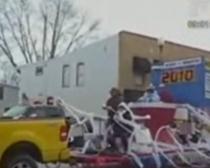 Obicei inedit de Anul Nou: parada scaunelor de toaletă (VIDEO)