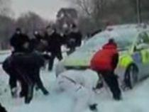 Poliţişti britanici, atacaţi cu bulgări de un grup de adolescenţi (VIDEO)