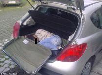 A încercat să intre ilegal în Italia, ascuns într-o valiză (FOTO)