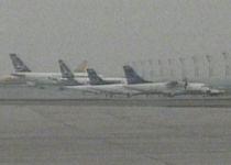 Zăpada blochează drumurile din ţară şi îngreunează traficul aerian şi feroviar