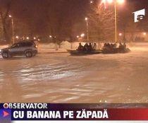 Cu banana pe zăpadă. Mai mulţi tineri din Constanţa s-au distrat într-o parcare privată