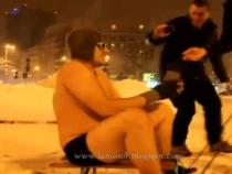 Tânăr în chiloţi, tras cu sania pe bulevardul Magheru din Capitală (VIDEO)