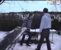Săritura pe masa de ping-pong, un nou sport extrem dus la bun sfârşit de trei tineri temerari (VIDEO)
