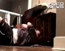 Pisică pusă pe şotii: A dărâmat televizorul în capul stăpânului (VIDEO)