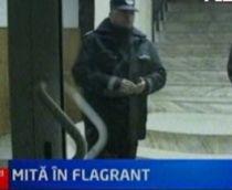 Funcţionar al unei primării din Gorj, prins în timp ce lua mită (VIDEO)
