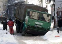 Maşină de pompieri, "înghiţită" de un drum din centrul istoric al Capitalei (FOTO)