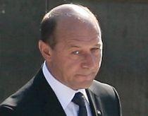 Prima lacrimă, al doilea mandat: Băsescu a plâns la mormântul lui Grigore Vieru