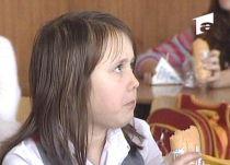 Cornul şi laptele, înlocuite cu mese calde în şcolile din Capitală (VIDEO)