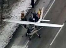 SUA. Un avion a aterizat de urgenţă pe autostradă provocând un ambuteiaj de doi kilometri (VIDEO)