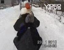 Săniuş motorizat: Imagini cu mai multe sănii trase de o maşină (VIDEO)