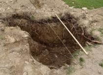 A fost îngropată de vie de tatăl ei pentru că se împrietenise cu mai mulţi băieţi