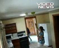 S-a ales cu un castron plin cu apă în cap, după ce prietenul i-a arătat ?un truc? (VIDEO)