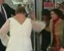 Reduceri la rochii de mireasă, în New York. 2.400 de modele vândute într-un minut (VIDEO)