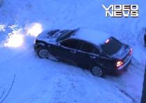Cum se circulă în sectorul lui Vanghelie: Maşinile derapează, Oprescu amendează (VIDEO)
