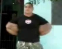 ŞOCANT: Şi-a injectat braţele până i-au explodat muşchii şi a murit (VIDEO)