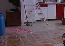 Ploaie afară, inundaţii în case: Apartament de la etajul 1 al unui bloc nou, distrus de apă (VIDEO)