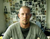S-a sinucis creatorul de modă Alexander McQueen 