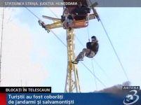 Sute de turişti, blocaţi în staţiunea Straja, din cauza viscolului