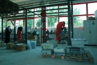 Soluţii pentru "boschetari" pe timp de criză: Angajaţi cu 600 lei/lună în domeniile IT şi textile
