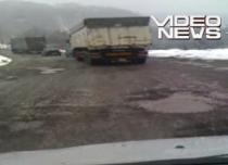 Ca după bombardament: Drumul tău e mai rău ca ăsta? Dacă vrei să te credem, filmează şi trimite! (VIDEO)
