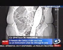 A stat 5 luni cu o spatulă în abdomen (VIDEO)