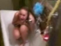 Filmată goală la duş împotriva voinţei ei - VIDEO