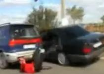 Distracţie sau inconştienţă? Pică din maşină, după un număr de echilibristică pe geam (VIDEO)