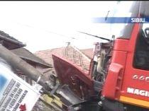 Din salvatori, victime. O maşină de pompieri a aterizat pe un gard după ce nu i s-a acordat prioritate (VIDEO)