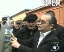 Emil Boc, despre palincă: Distruge şi viruşii din computer (VIDEO)