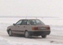 Navetiştii din Estonia îşi conduc maşinile pe Marea Baltică (VIDEO)