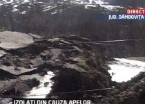 Dâmboviţa. 2500 de oameni, izolaţi după ce un drum judeţean s-a surpat. Boc şi Blaga, în inspecţie (VIDEO) 