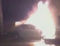 Eroii din Chitila: Bărbat salvat dintr-o maşină în flăcări de trecători (VIDEO)