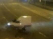Incredibil. Un motociclist scapă doar cu nişte zgârieturi după un impact dur cu o maşină (VIDEO)