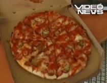 A fost la un pas de moarte, după ce a mâncat pizza de post (VIDEO)